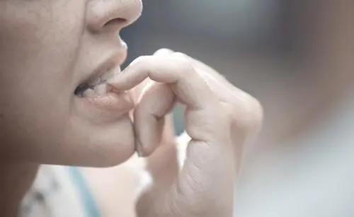 抠手、啃指甲停不下来，这些习惯要注意