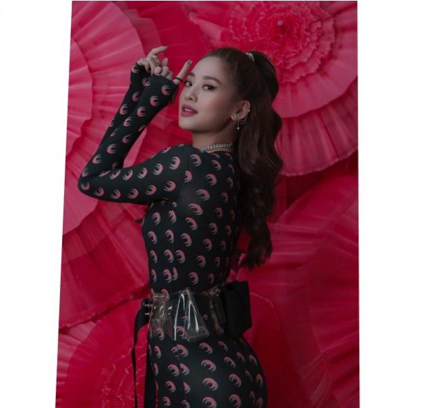 鬼鬼礼服造型,鬼鬼穿紫色礼服