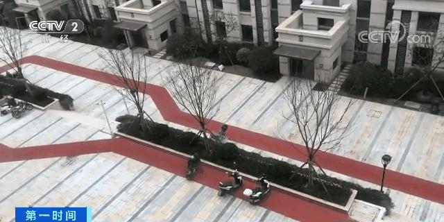 裸眼4D塑胶人工湖、水泥地上种草皮,开发商那些骚断腰的迷惑行为