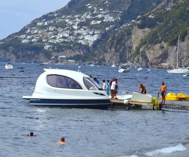 他在海上，建了一栋水上“金字塔”，里面有豪宅，还有飞碟