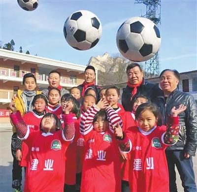 他被称为足球教父，晚年投身公益事业，得到罗纳尔多支持