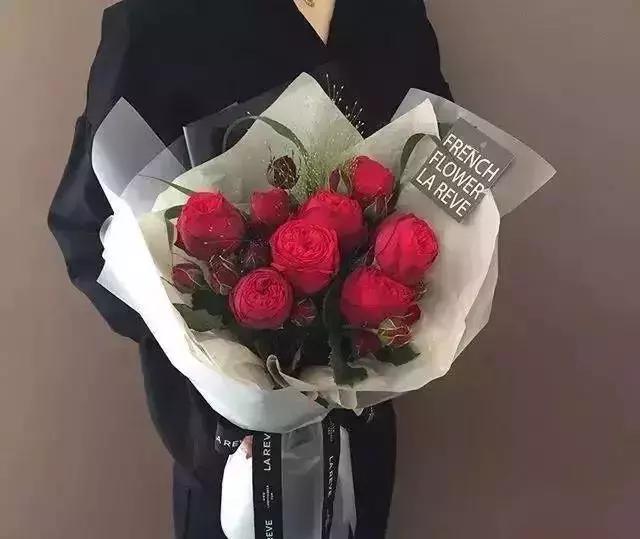 情人节送粉色玫瑰还是红色玫瑰,情人节送白玫瑰的花语和寓意