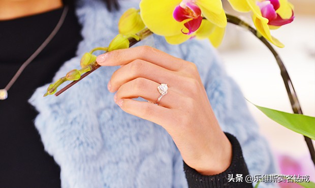 情侣戒指怎么戴才是正确的,情侣戴戒指一般戴在哪个手指上