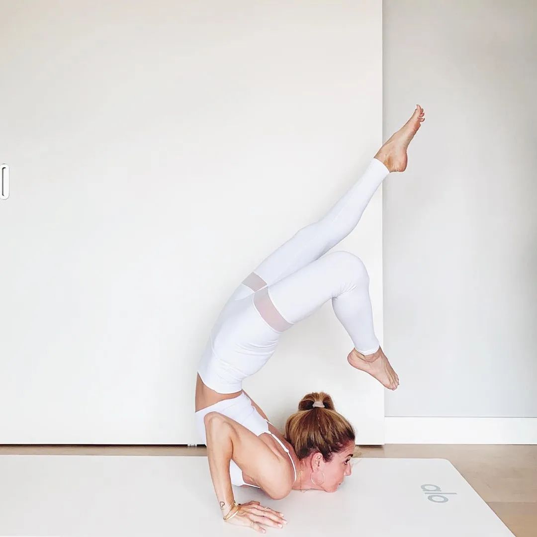 睡前五个瑜伽动作练出绵软好身材,越练越年轻的瑜伽方法