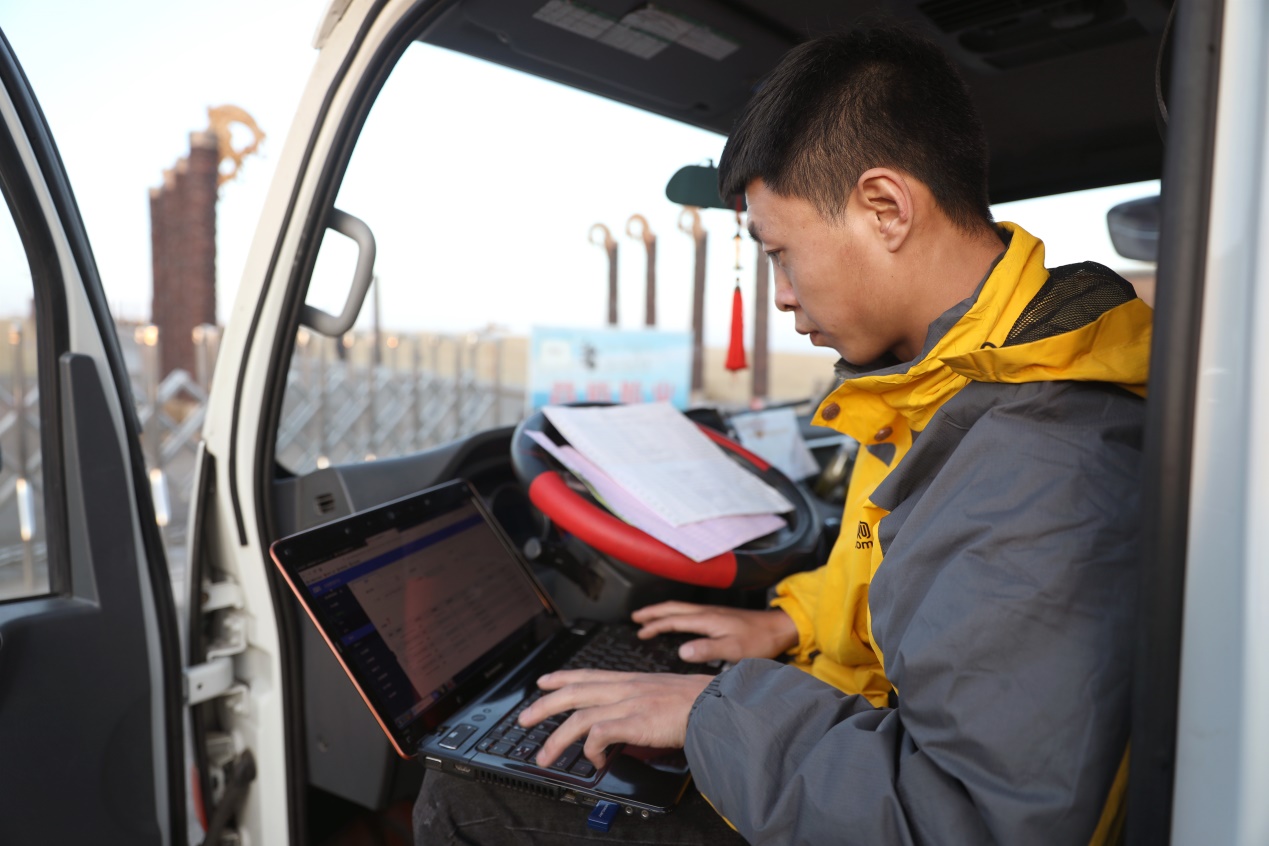 日行八百公里：满洲里“火箭哥”的G10号公路故事