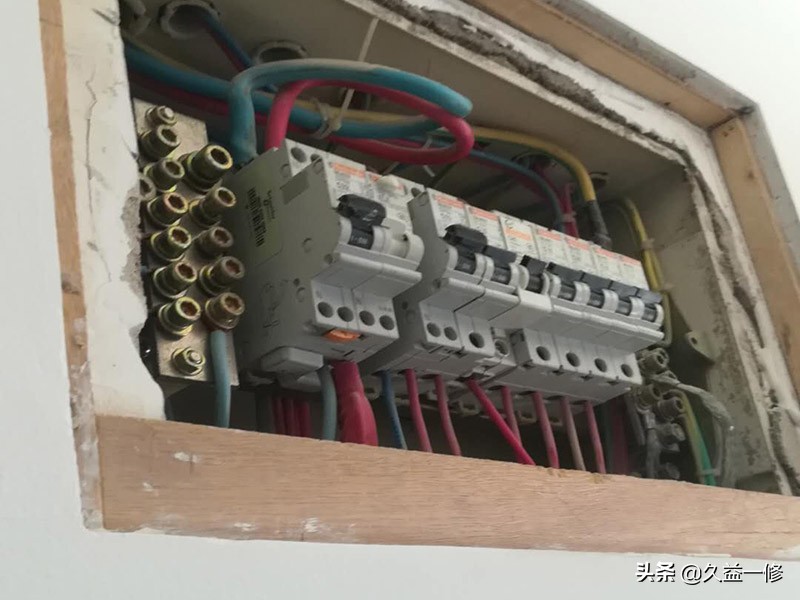 自己家没电但别人家有电，家里没电了但是没跳闸，该怎么办