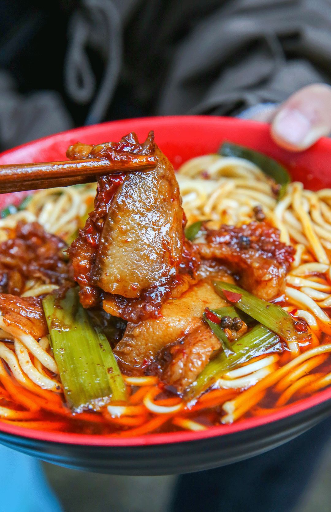 让人震撼的“板凳部队”！成都老字号特色面馆，排队就餐太壮观！