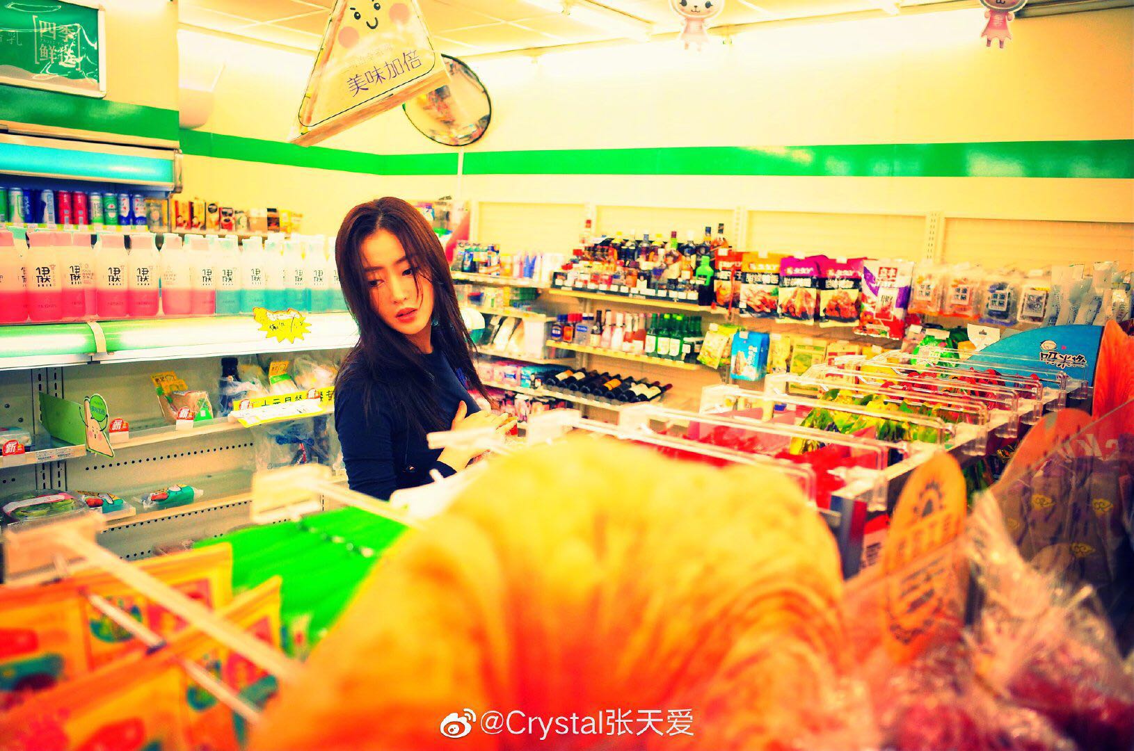 张天爱露腿不漏腰,张天爱采访现场大露美腿