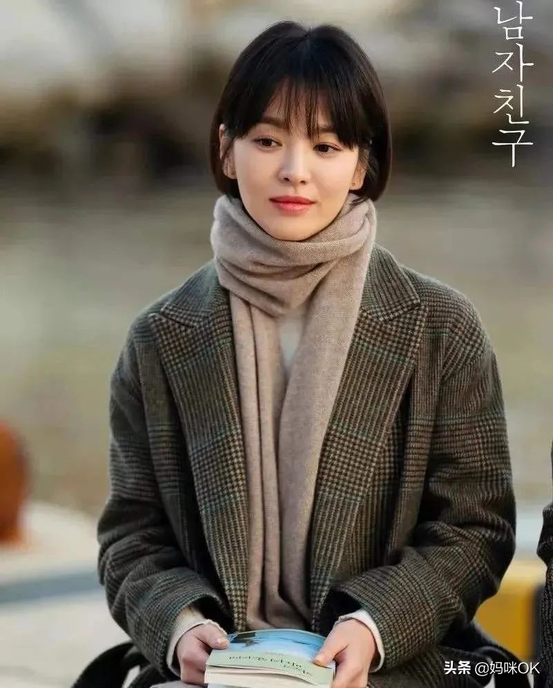 几种很火的围巾的新系法,比较短的围巾系大法