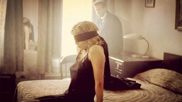 艺妓变成佣人，主人看上艺妓，倾倒于肉体，醉心于欲望