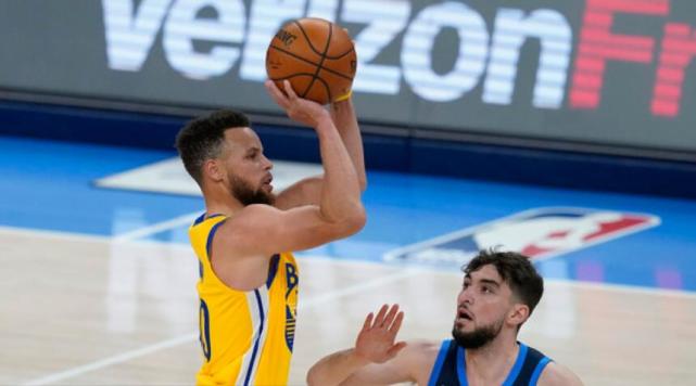 库里3节11记三分轰39分勇士大胜,库里33分逆转