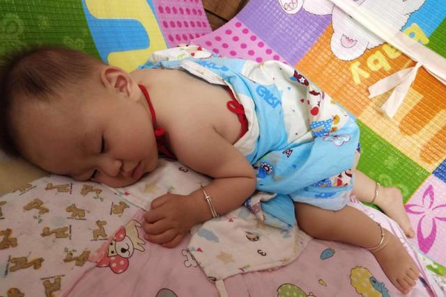 孩子依赖被角和小毯子，并非是恋物癖，过渡性客体请了解下