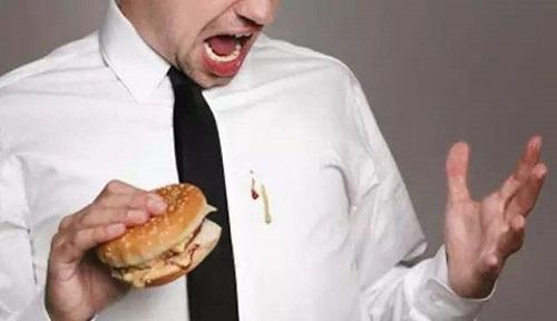 白衣服染色了用什么方法,黑白t染色了怎么洗白