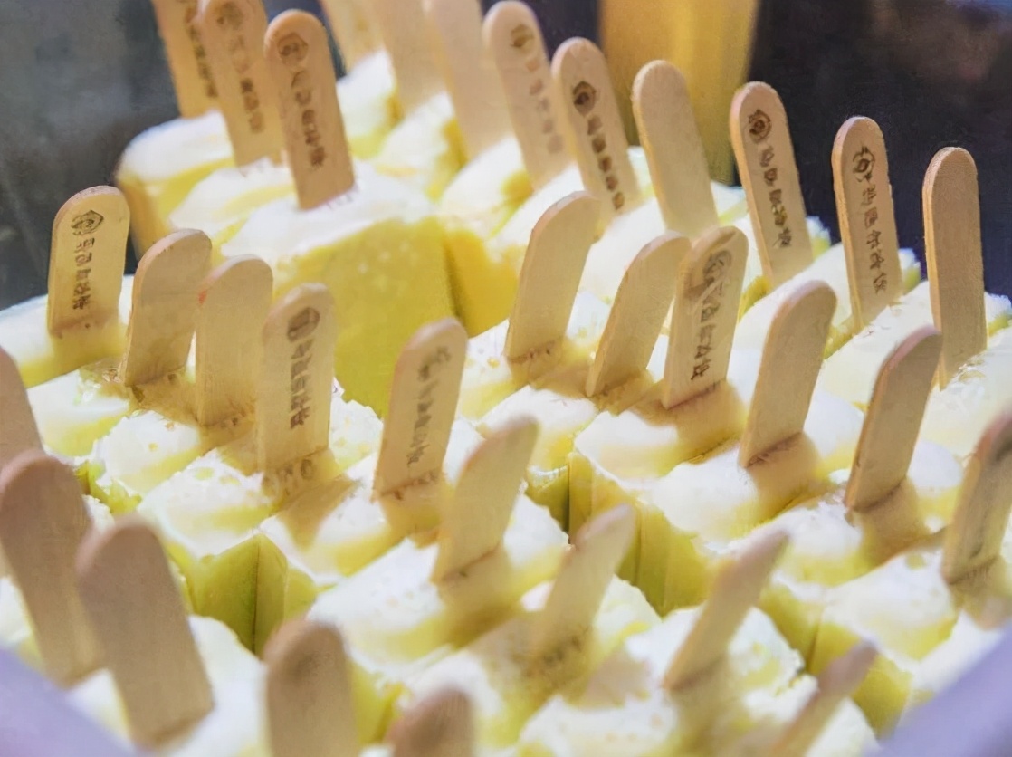 明治和钟薛高冰淇淋哪个好,测试冰淇淋网红钟薛高