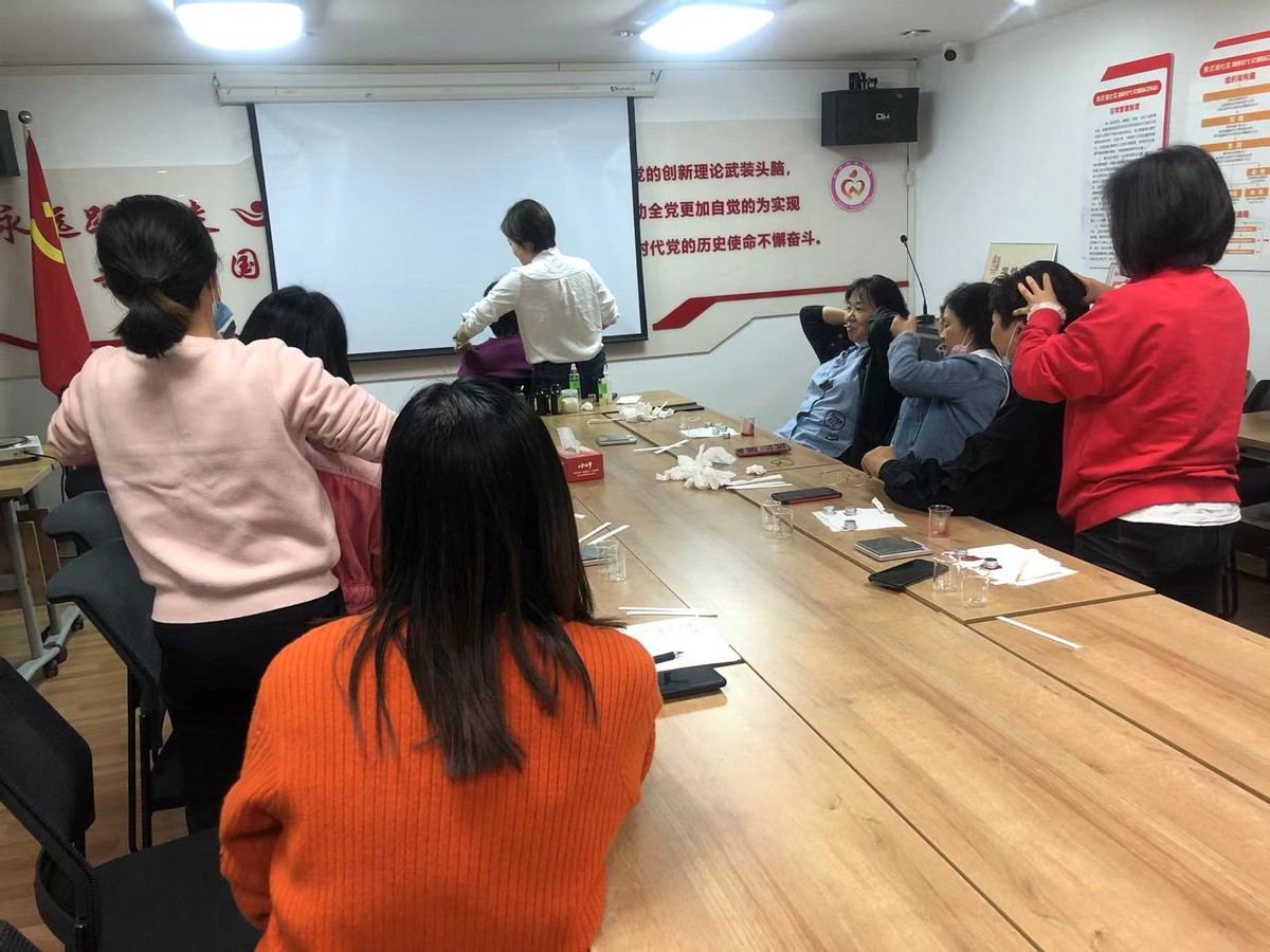 爱满荆楚｜关爱女性，黑泥湖社区小组活动“手工DIY紫草药膏”