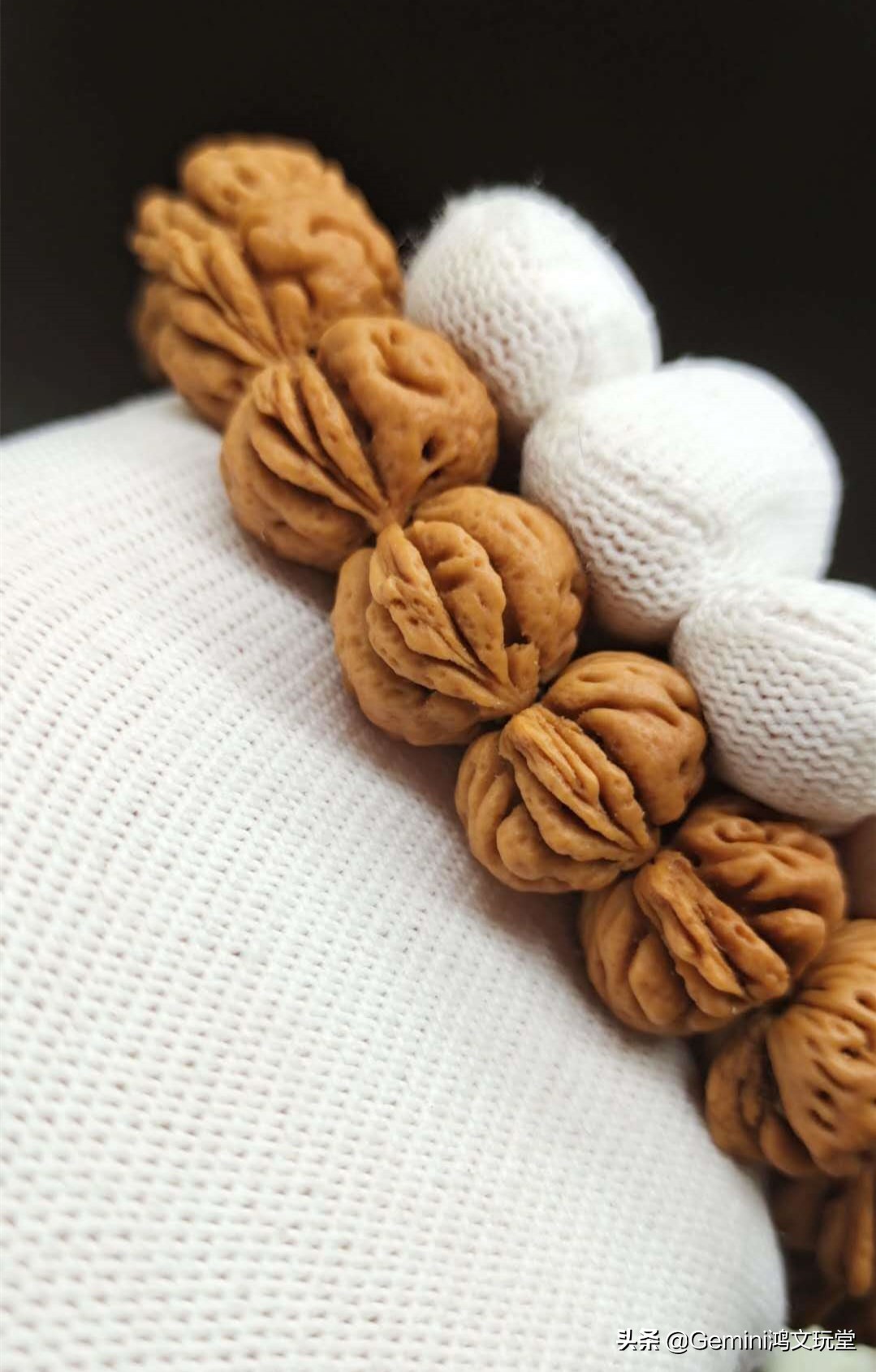 盘桃核戴手套好还是不戴手套好,戴手套和不戴手套盘桃核的区别