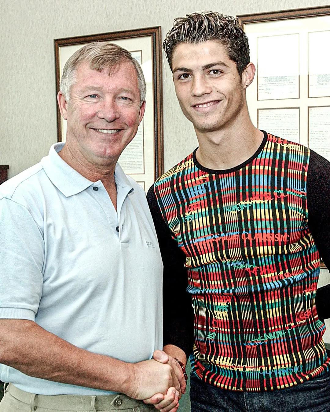 c罗加盟曼联穿哪件球衣,c罗加盟曼联拿球衣图片