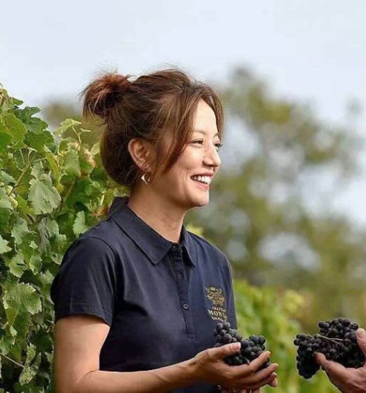 赵薇照片从1岁到41岁是多少张,赵薇深v黑色礼服照