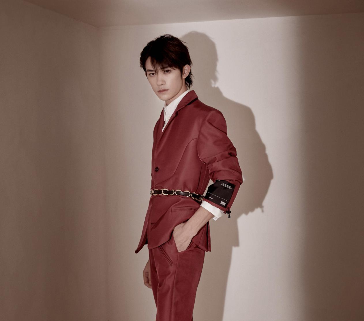 易烊千玺蝴蝶结正装,易烊千玺戴珠串