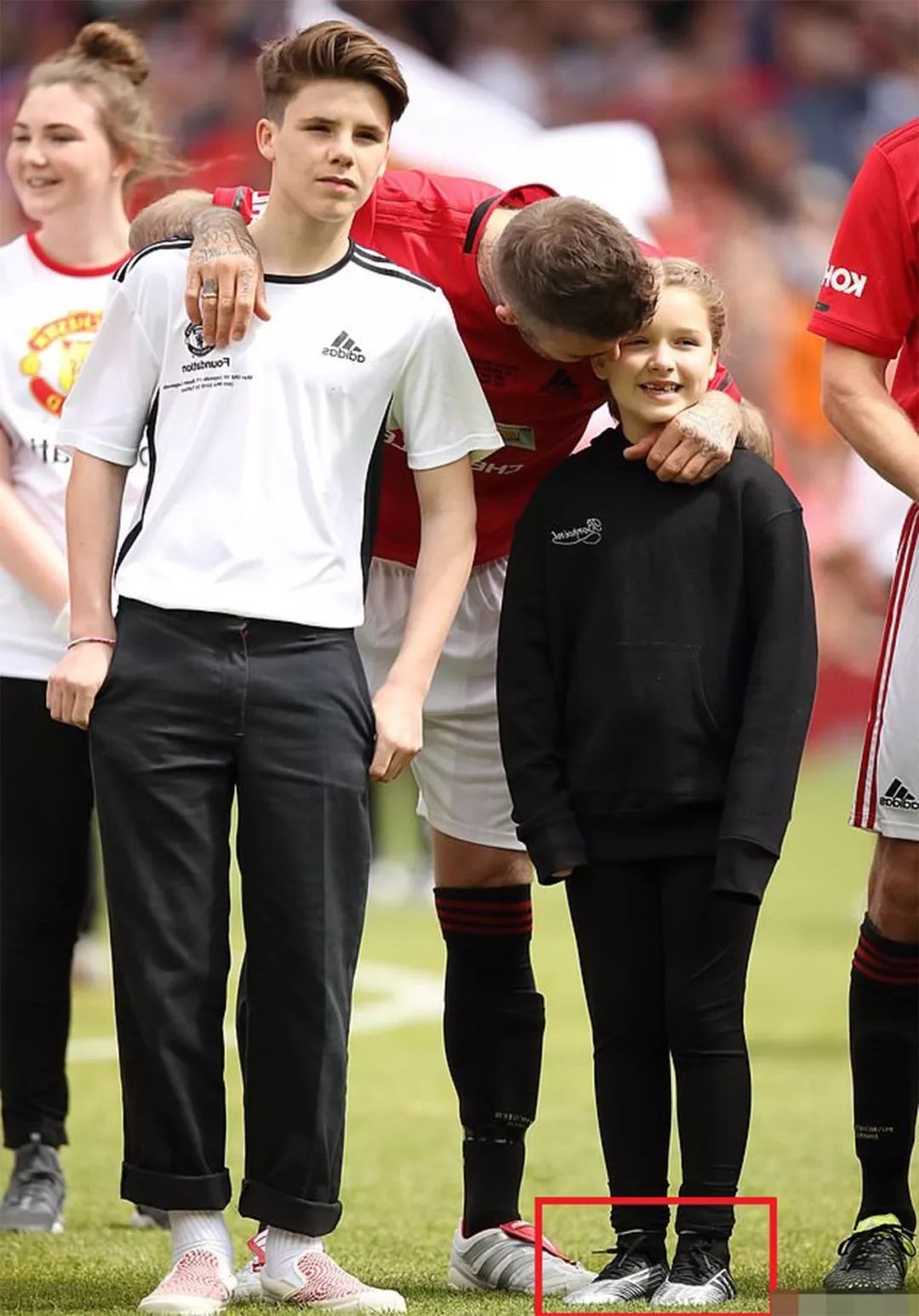 46岁贝嫂带儿女为老公助威，小七成全场焦点，小贝甜蜜亲吻女儿