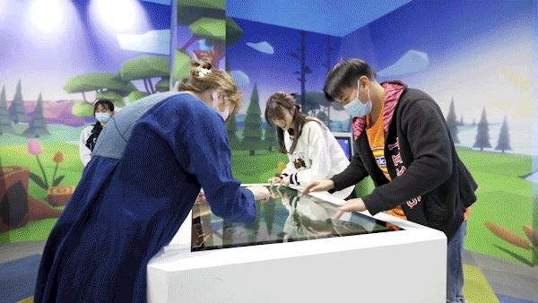 日夜不同科技感，春节潮玩创新方