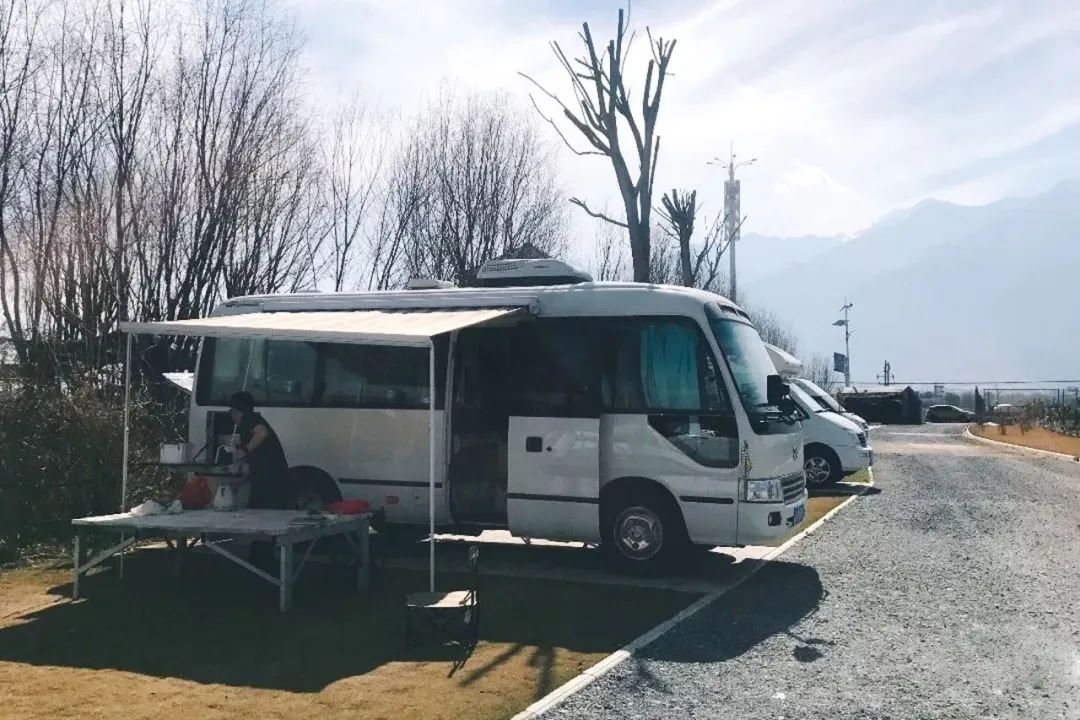 互联网大厂情侣辞职，爆改12㎡房车：不买房也可以很快乐