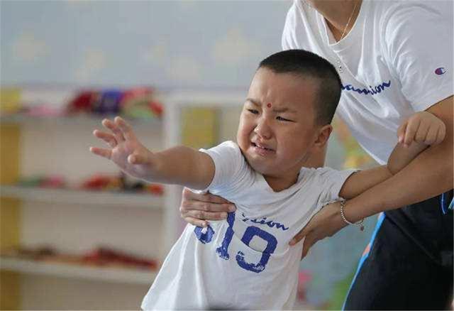 上幼儿园哭闹家长该怎么做,保育员遇到哭闹的小孩怎么办