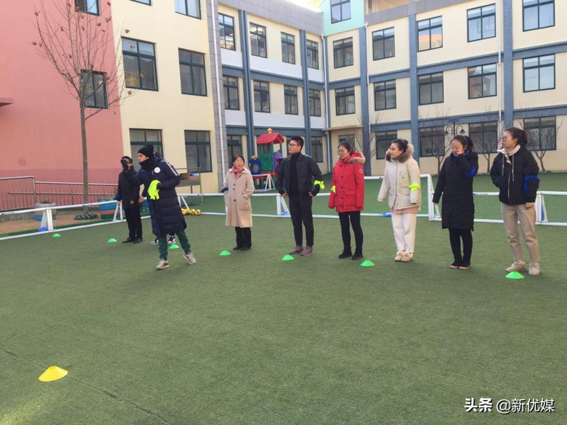 情暖寒冬关爱无限!莱西市幼儿足球教师零距离体验趣味足球公开课