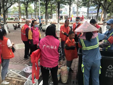 番禺|桥南街开展“大小齐动手,大树换新装”社区美化活动