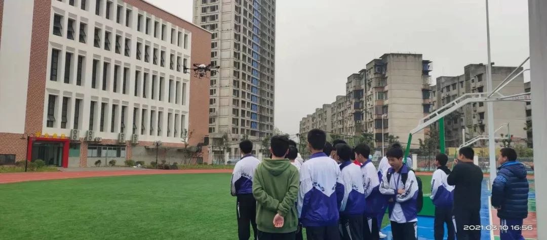 广西无人机培训中专班,广西科技商贸高级技工学校无人机