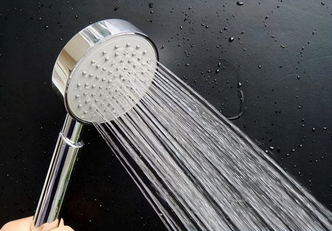 狗狗为什么抗拒洗澡,狗狗为什么抗拒在卫生间上厕所