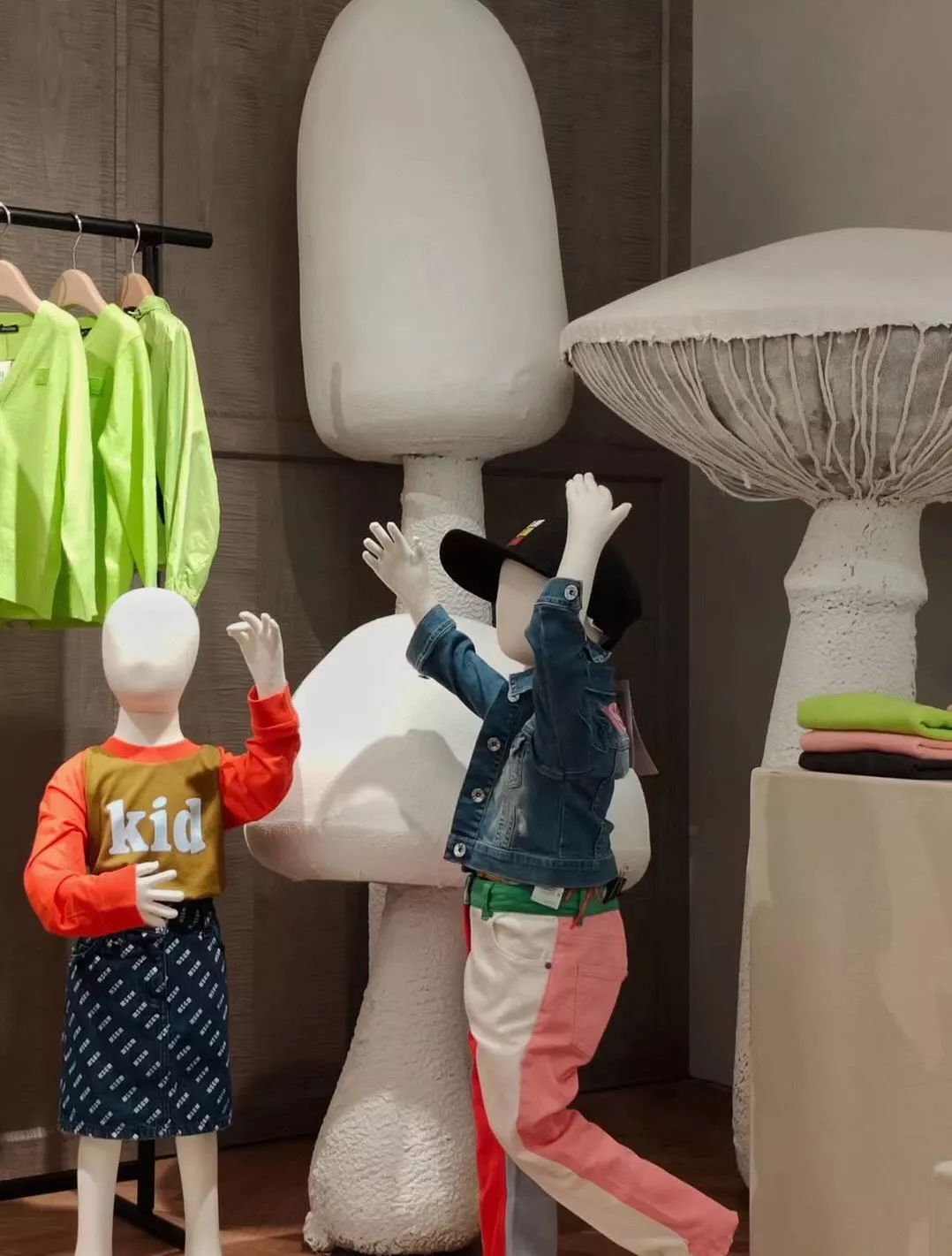 西安赛格品牌大升级!瑞幸和COACH做邻居,西安商业8月迷幻现实