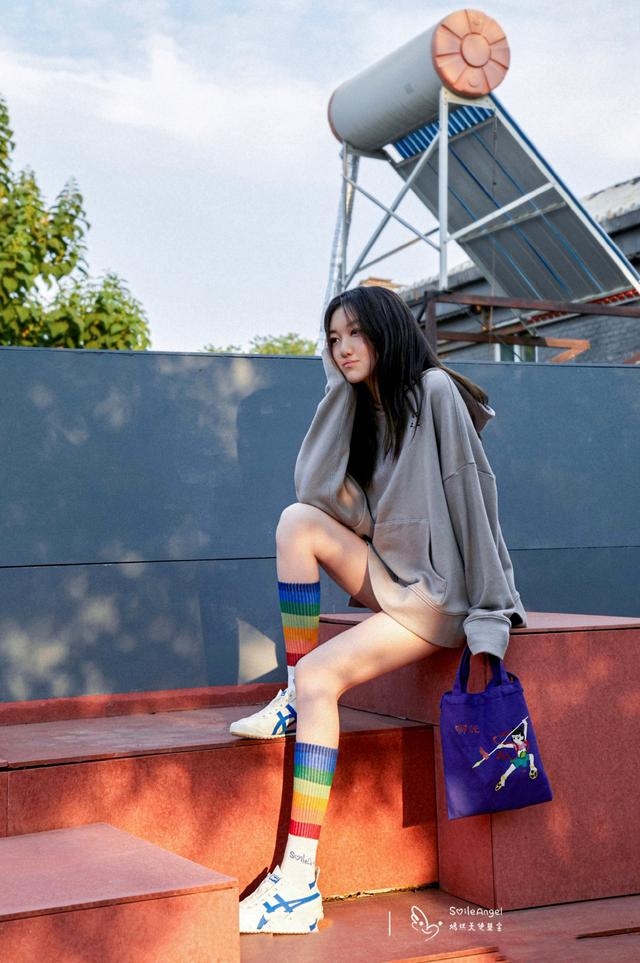 王菲穿衣搭配紧身中裤,王菲穿灯笼裤太有范了