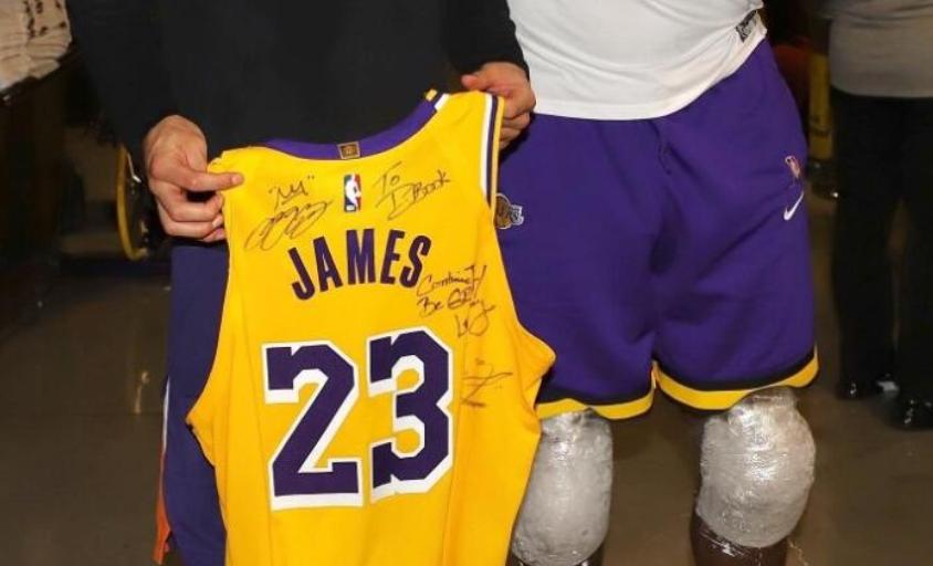 詹姆斯下个赛季会换回6号吗,新赛季詹姆斯将换回23号球衣