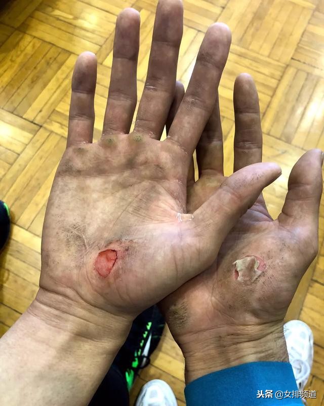 八一男排输球后教练用球砸队员泄愤，网友义愤填膺纷纷谴责！