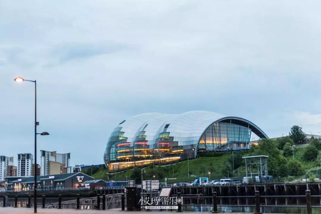 纽卡斯尔，店主为我弹奏了一把十万元的吉他