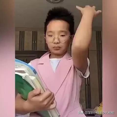 钟美美模仿售票员原视频,13岁钟美美模仿老师