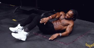 肌肉猛男展示腹肌胸肌,肌肉男八块腹肌和强壮的胸肌