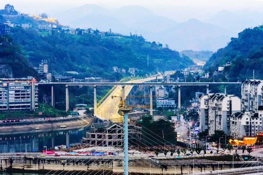 重庆魔幻与烟火并存的城市,重庆是座魔幻的城市