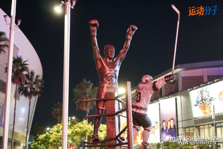 斯台普斯球馆雕像,斯台普斯中心门前的雕像