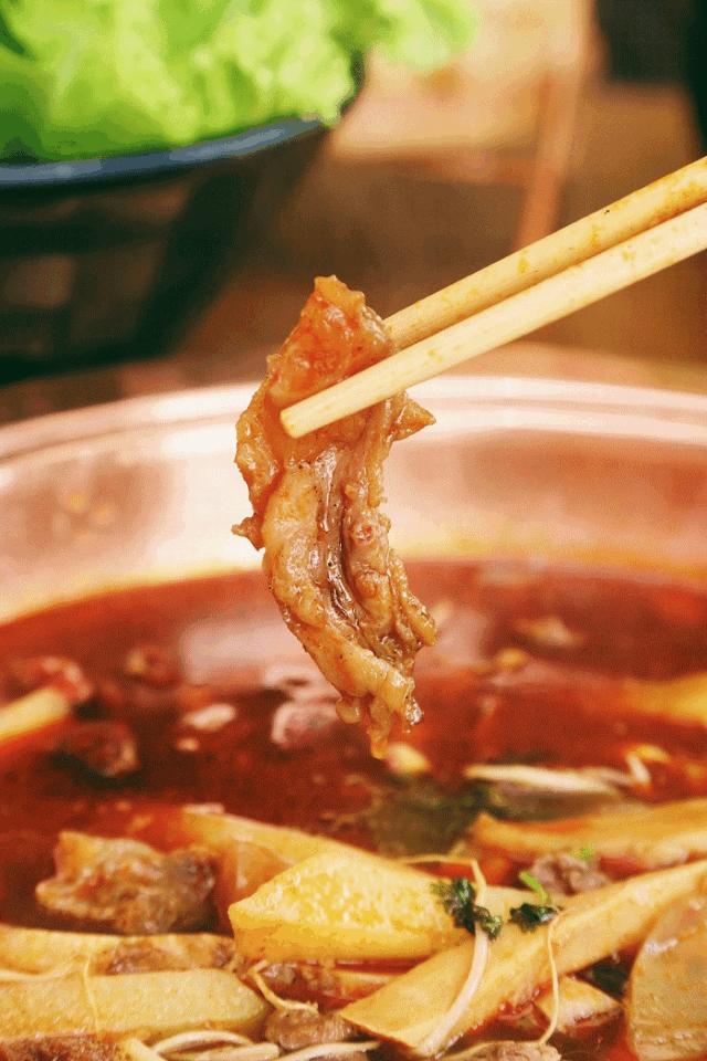 老板请你免费吃一锅两头牛！上饶这家火锅店又要排队了……