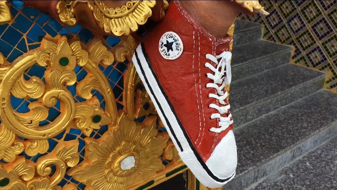 最“潮”寺庙，神仙们脚穿匡威，手拿苹果手机，叼着雪茄