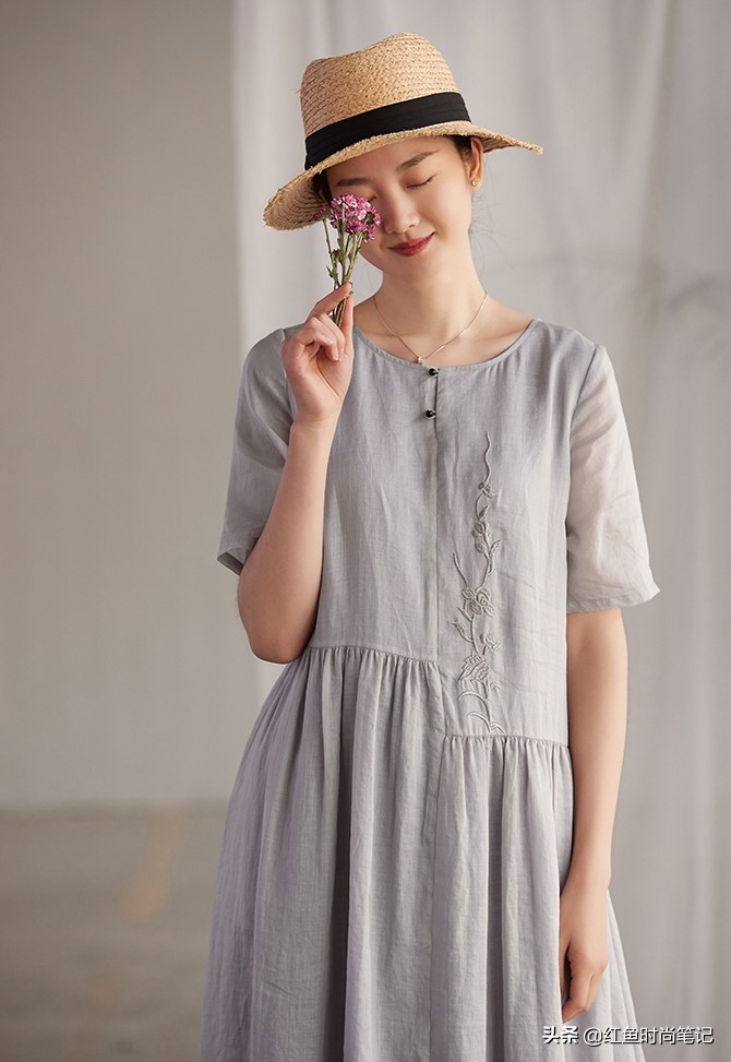 生活复杂才要穿得简单，这10套宽松舒服的棉麻风裙子，显气质