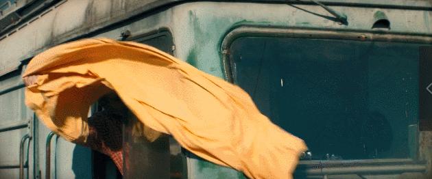 《文胸奇缘》：火车司机拿着文胸到处寻找失主，这影片太不正经了