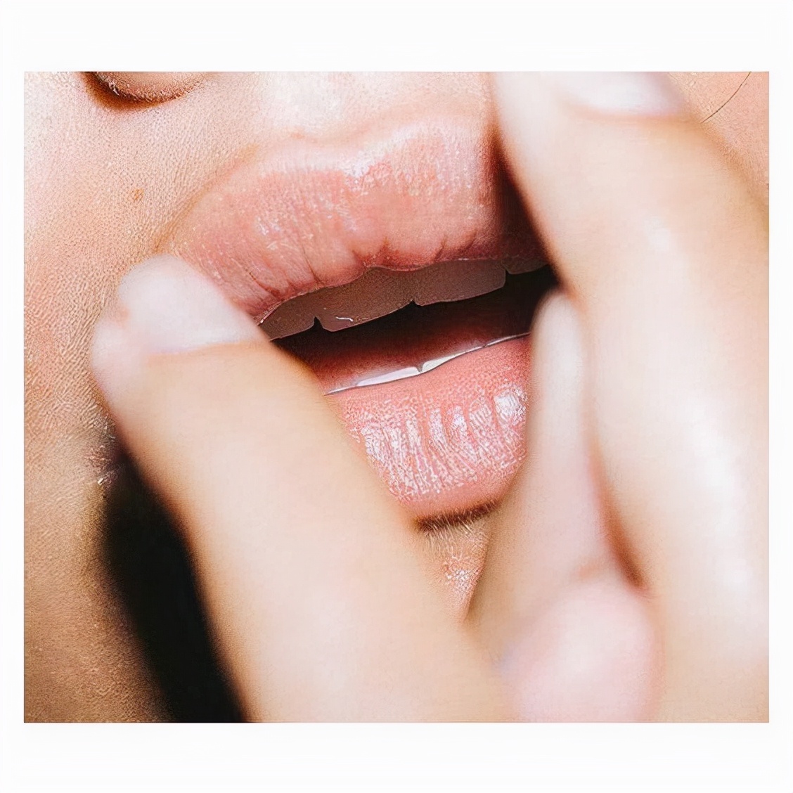 嘴唇水嘟嘟的太可爱了，但你的怎么还那么干瘪