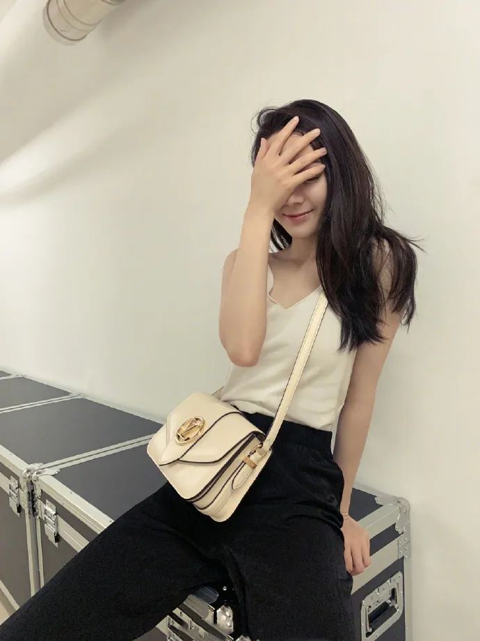 聪明女人都选低领毛衣,衣袖太长怎么穿更好看