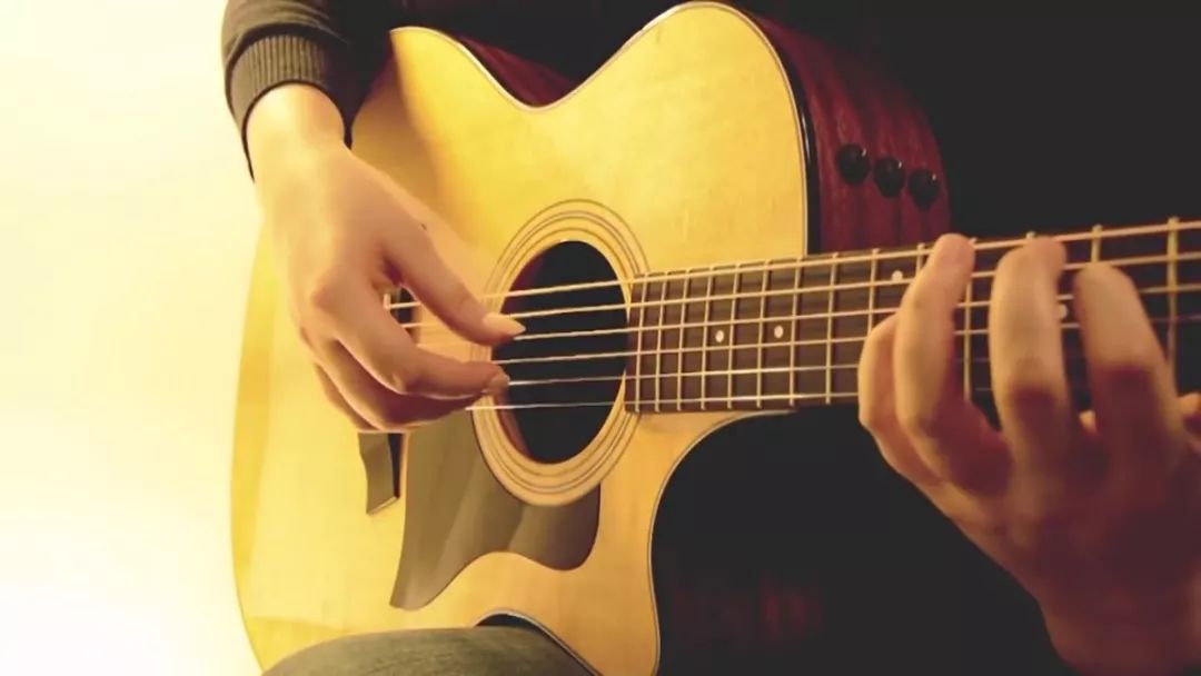 *警武**部队吉他培训班开课了