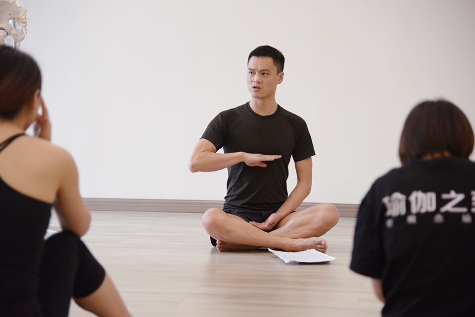 玛尼瑜伽教练培训证书,瑜伽教练培训班需要什么条件