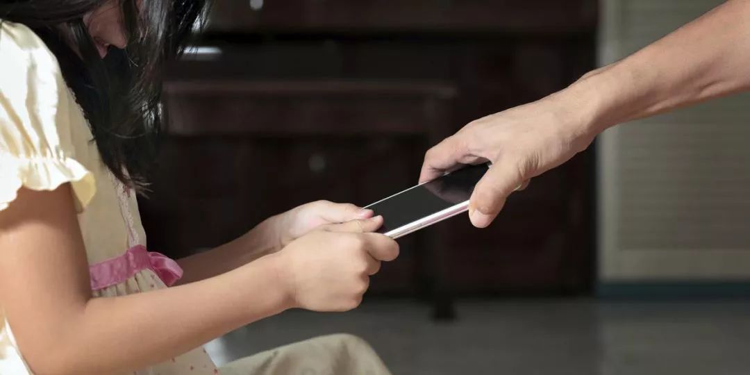 江西中小学生禁带手机上课堂,家长强烈禁止学生用手机