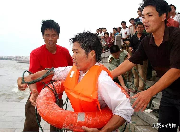 「钱眼回眸四十年-99」魏青刚三下大海与“麦莎”争夺落水女